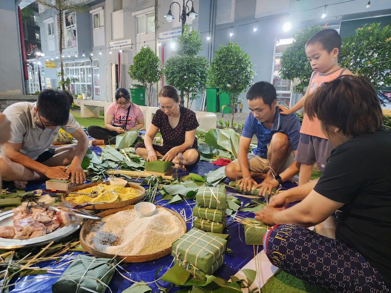 Gia đình quây quần cùng nhau gói bánh chưng Tết